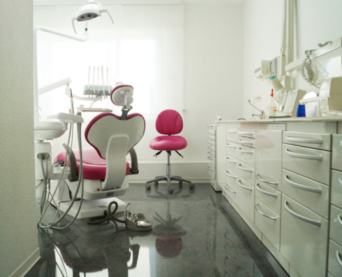 Behandlungsraum in der Zahnarztpraxis Elena Pasternak am Römerkastell